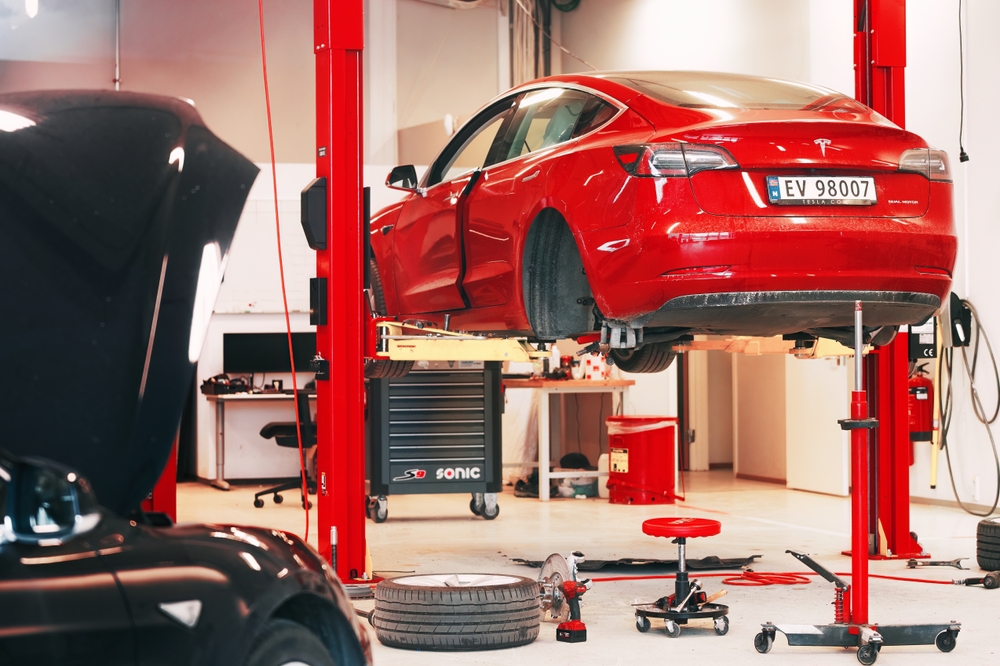 Röd Tesla på en lift