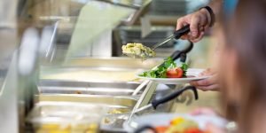 Dyr mat slår hårt – nu märker skolor att barnen är hungrigare efter helgen