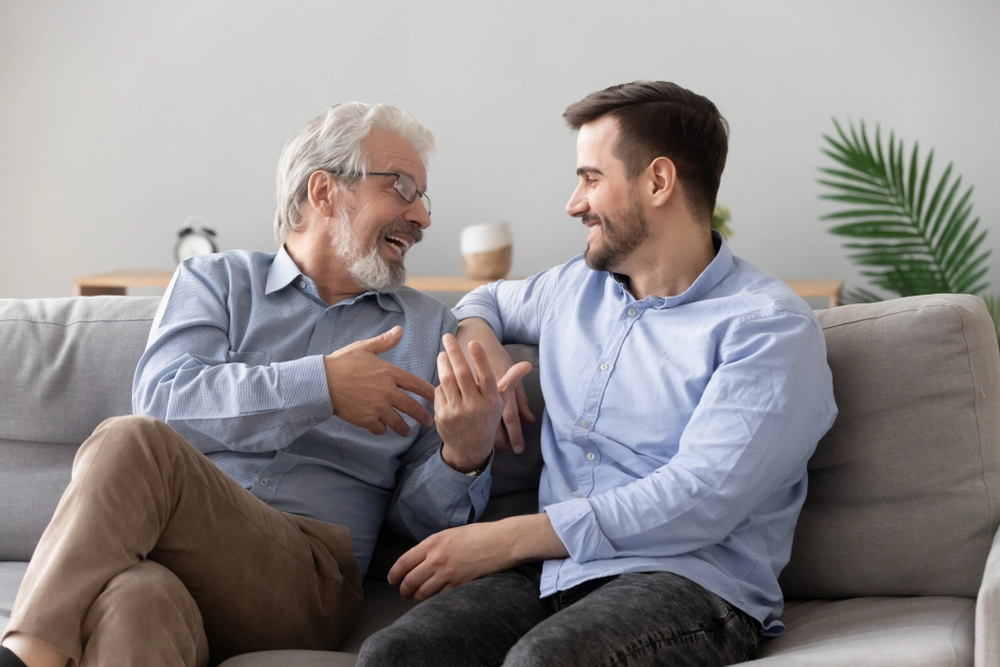 Voksne m&aelig;nd snakker / Adult men talking