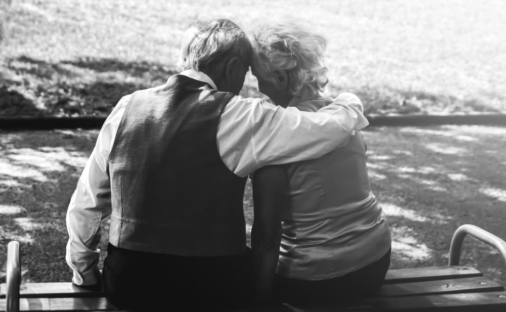 old couple on bench, gammelt par p&aring; b&aelig;nk