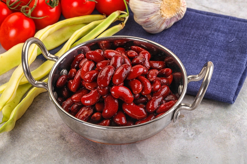 Canned beans in bowl / skål med bønner fra dåse