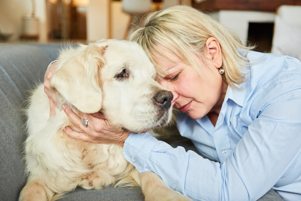 Sad woman with dog / trist kvinde med hund