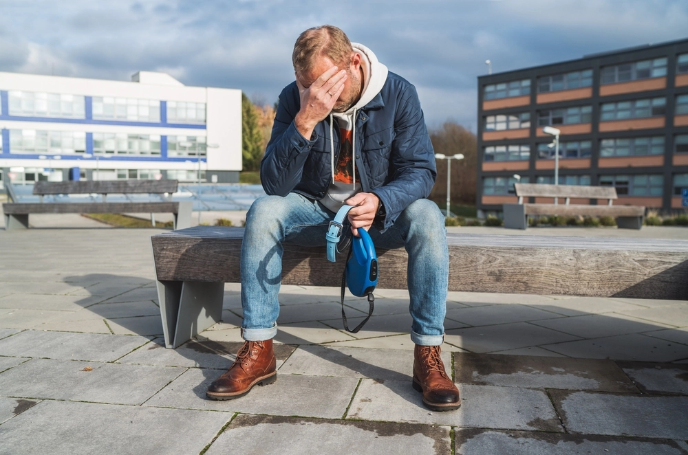 Sad man on bench with dog leash / trist mand på bænk med hundesnor