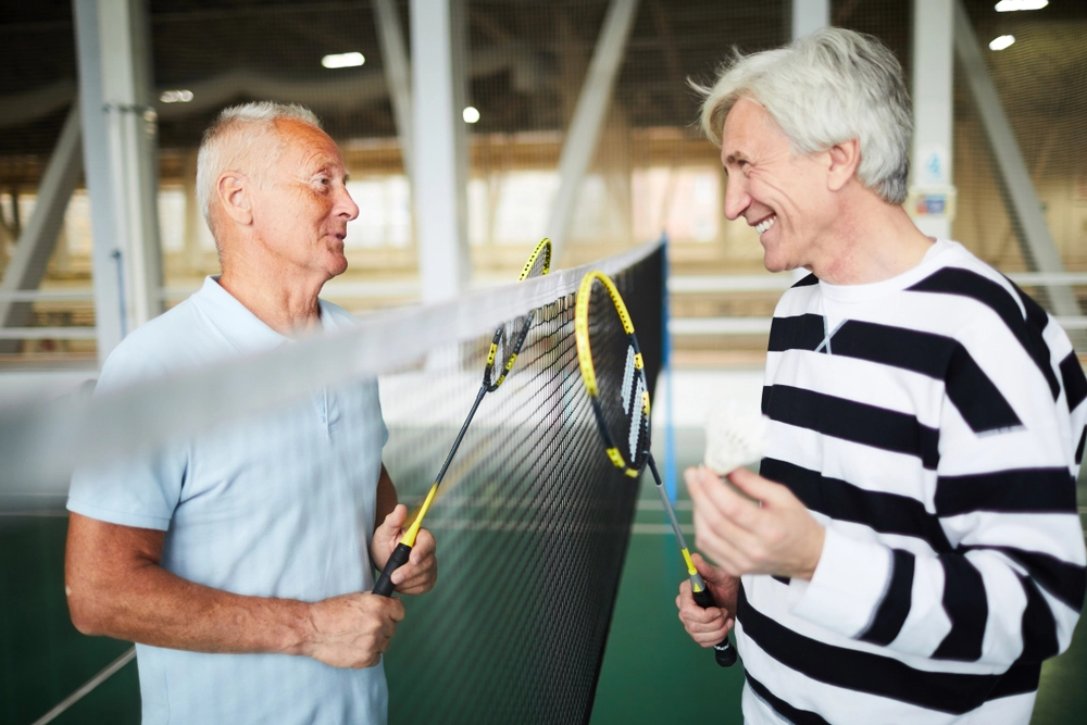 &AElig;ldre m&aelig;nd spiller badminton / Elderly men playing badminton