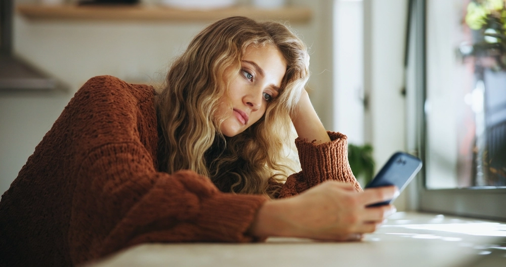 Bored woman looking at phone / kvinde keder sig med telefon