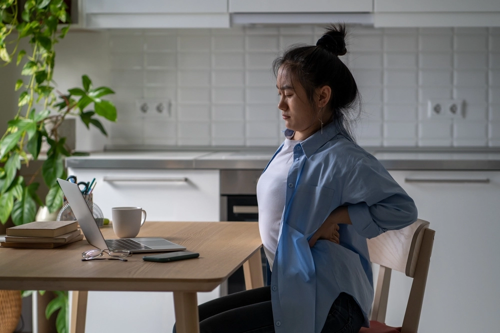 Kvinde rygproblemer arbejder hjemmefra / Woman back ache work from home