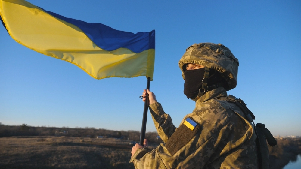 Ukrainsk soldat og flag / Ukranian soldier with flag