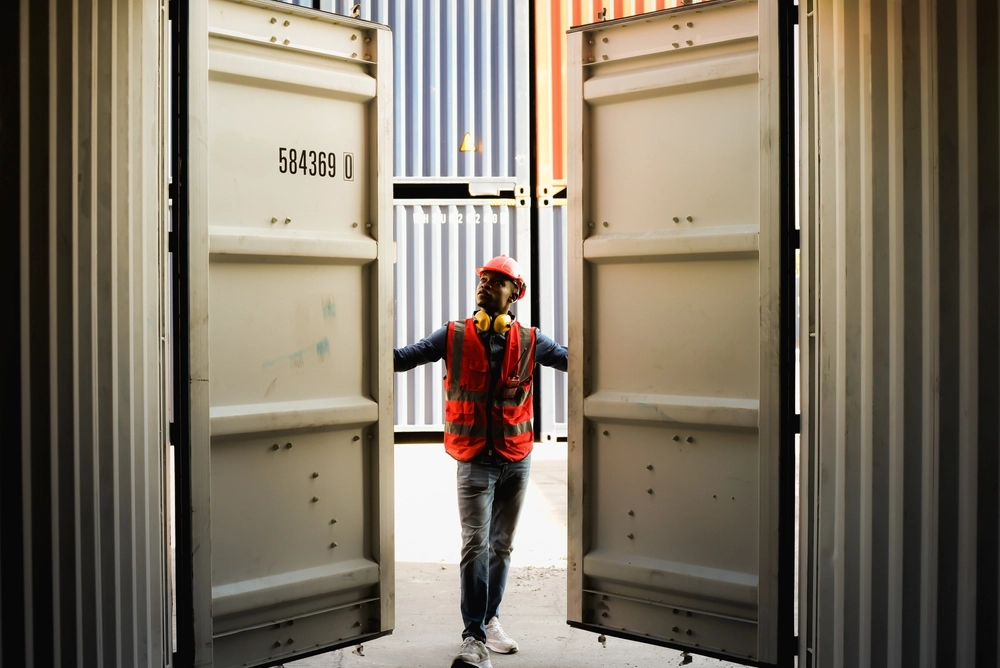 Man checking cargo / mand tjekker container