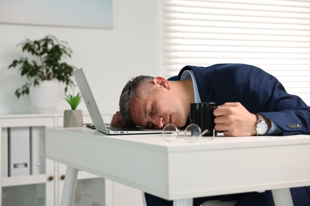 man sleeping on desk / mand sover p&aring; bord