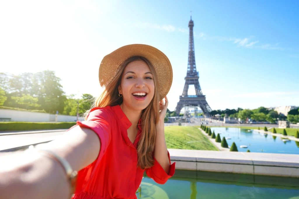 Female tourist in front of Eiffel Tower, Paris, France / Kvindelig turist foran Eiffeltårnet, Paris, Frankrig
