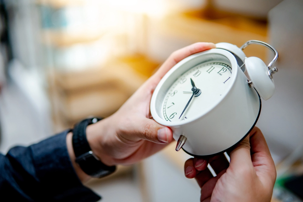 Man adjusting clock, mand indstiller ur