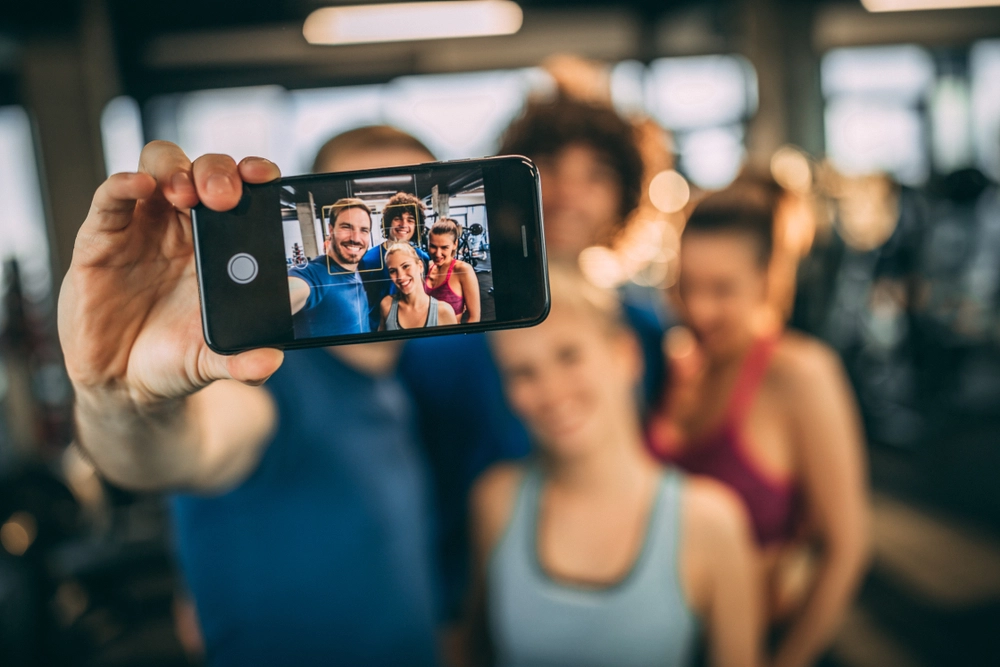 Friends taking selfie at gym / Venner tager selfie i tr&aelig;ningscenter