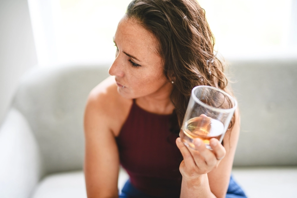 kvinde drikker alene / woman drinking alone