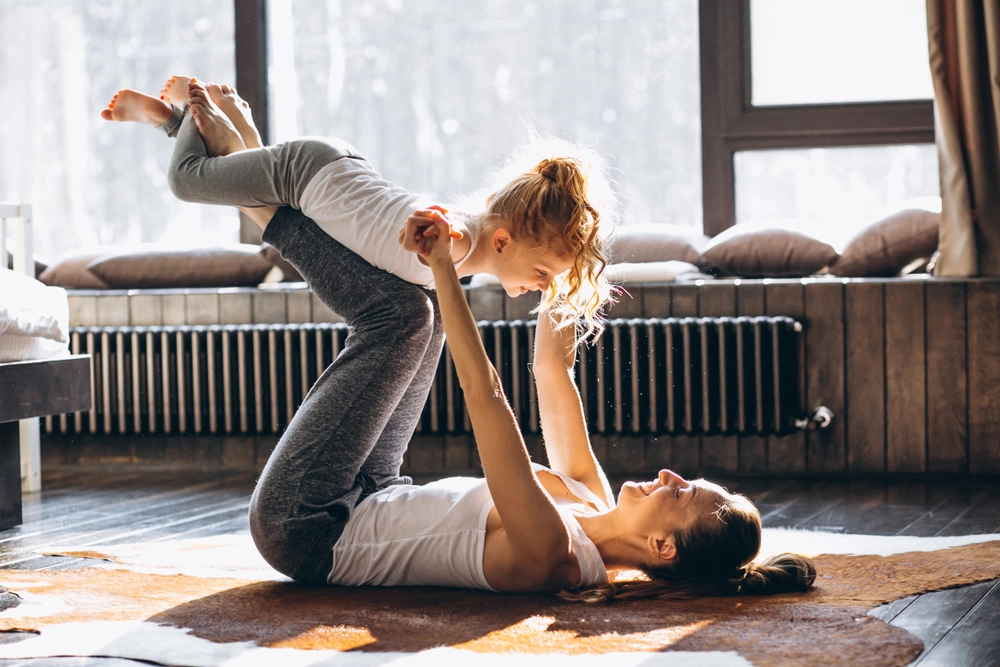 Mor og datter dyrker yoga / mother and child yoga