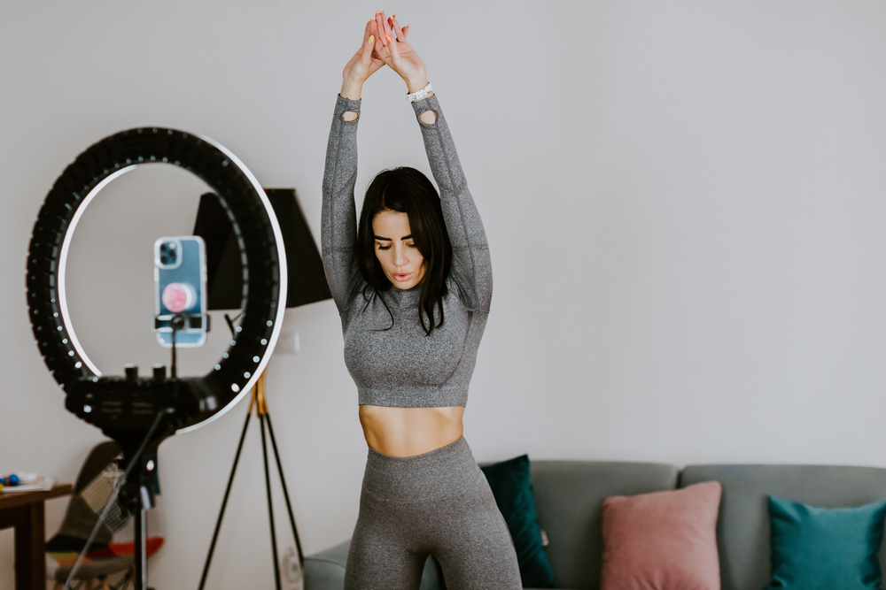fitness woman in front of camera / fitness kvinde foran kamera / influencer