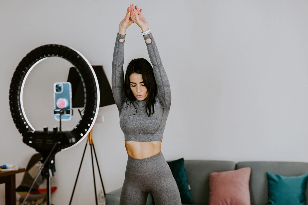 fitness woman in front of camera / fitness kvinde foran kamera / influencer