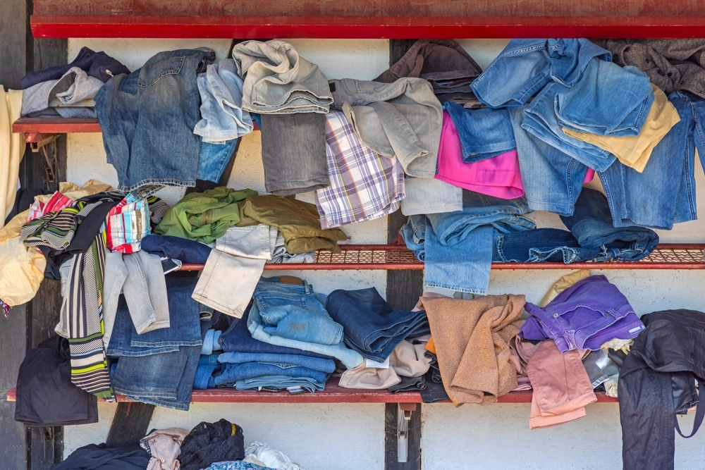 Rodet tøjhylde / messy clothes closet