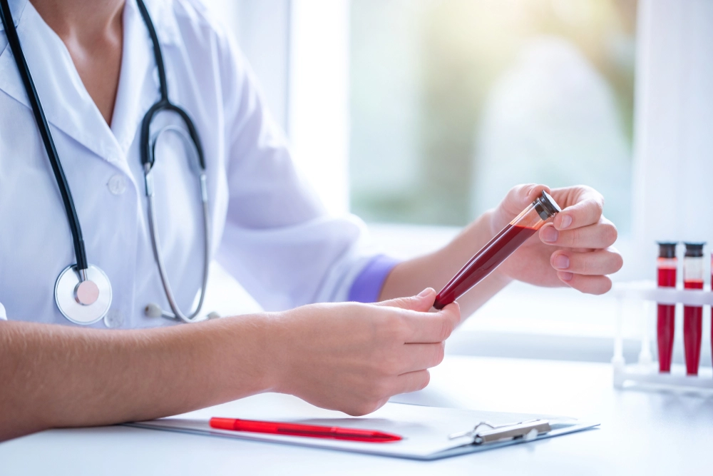 Doctor,Hand,Taking,A,Blood,Sample,Tube,From,A,Rack, Blod