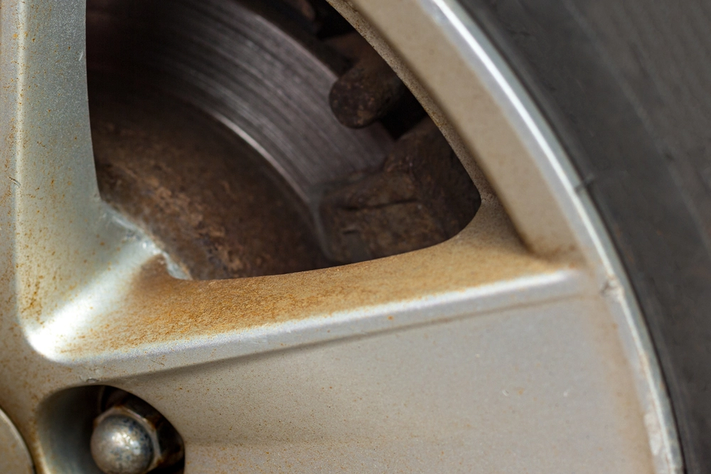 Brenser, bremsestøv, Dirt,And,Dust,From,Old,Brake,Pads,On,The,Car