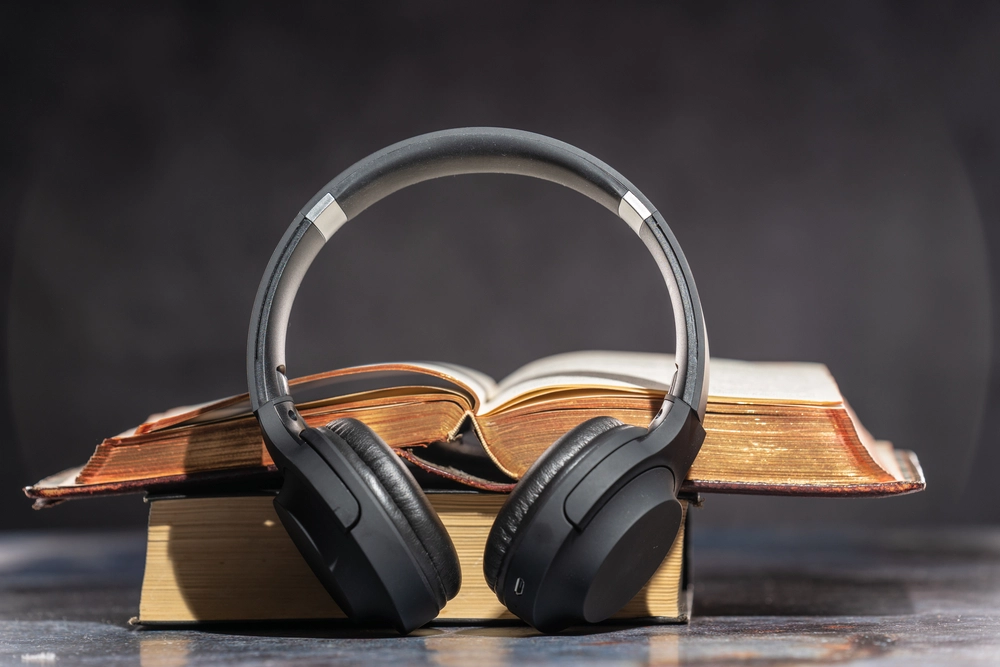 Headphones,Books,h&oslash;rertelefoner,b&oslash;ger