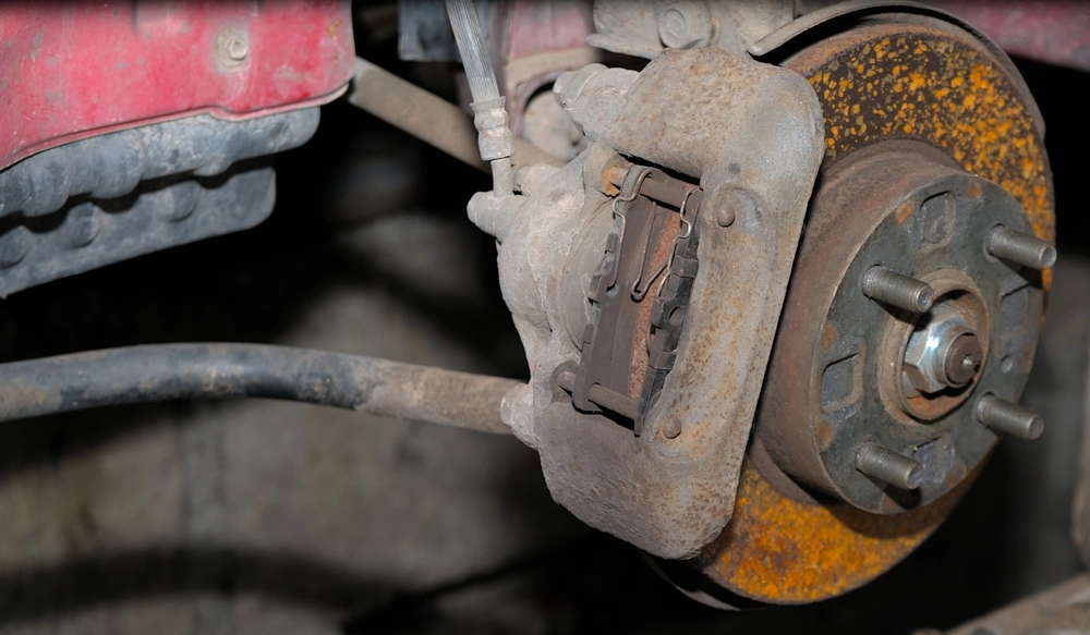 Brake,Disc,With,Traces,Of,Oxidation,And,A,Brake,Caliper, Bremser, Bremsestøv