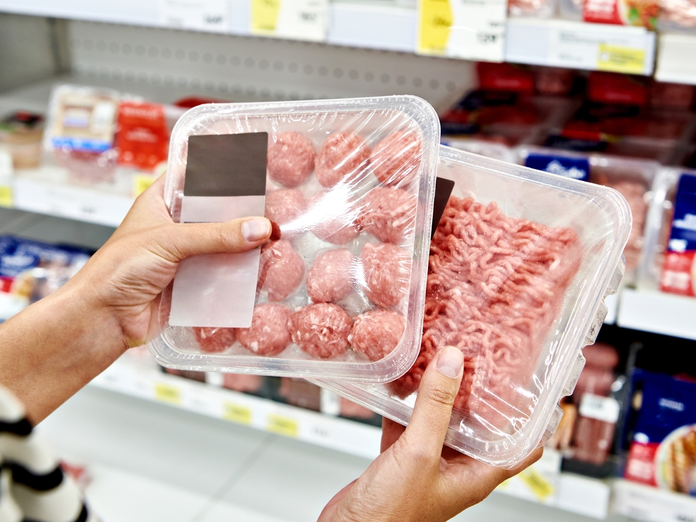 Buyer,Woman,Chooses,Chopped,Meat,In,A,Shop, Pork, Svinekød