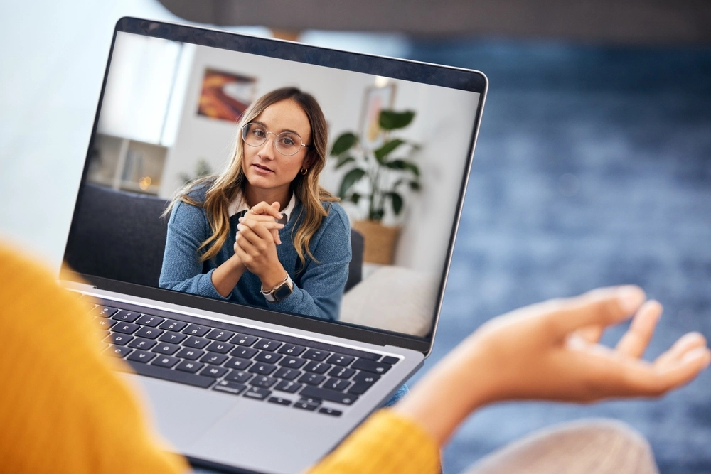 Kvinde, virtuel m&oslash;de, virutal meeting