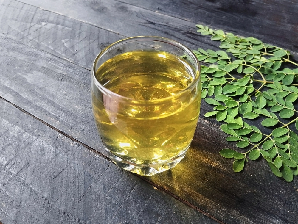 Boiled,Moringa,Leaves,Water,In,Glass,te,glas,vand