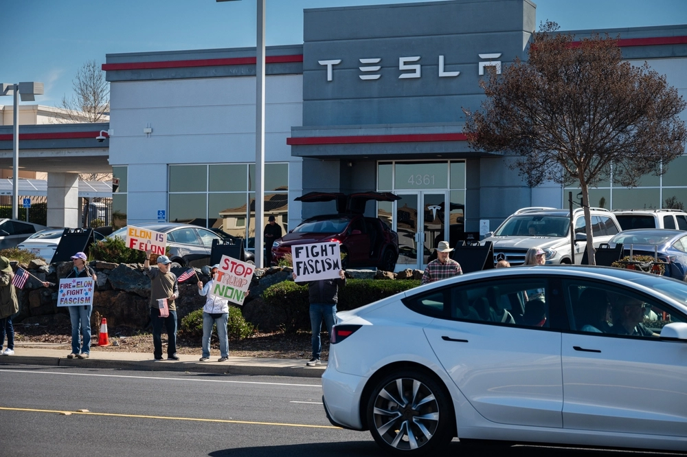 Protesters,Wave,Signs,tesla,protest,skilte