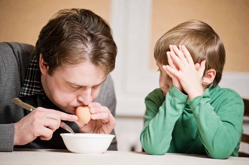 puste &aelig;g / blow egg / father son / far s&oslash;n