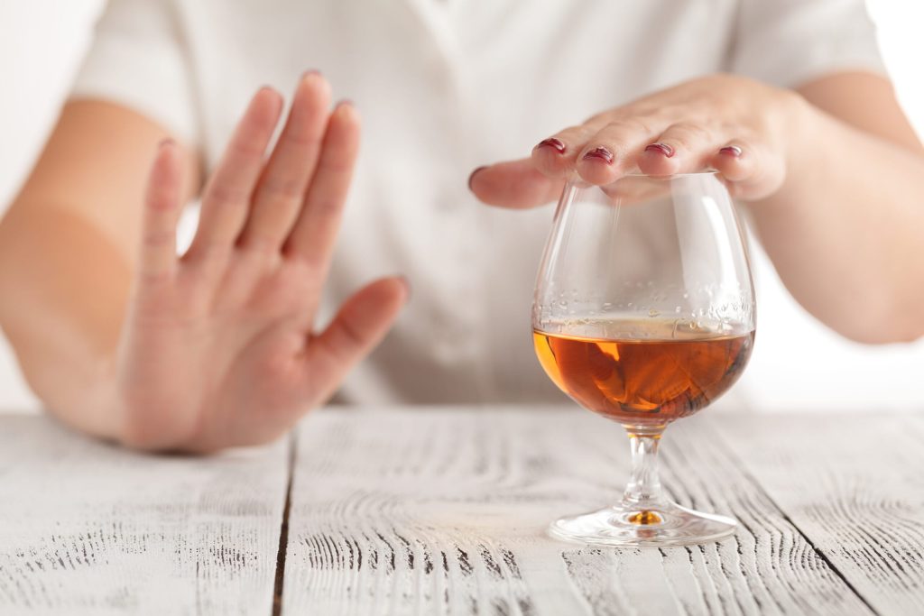 Wie man auf Partys NEIN zum Alkohol sagt – ohne sich unwohl zu fühlen