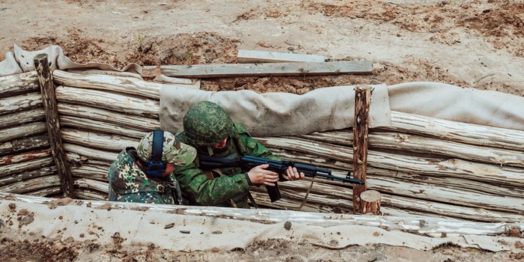 war soldier russia ukraine trench