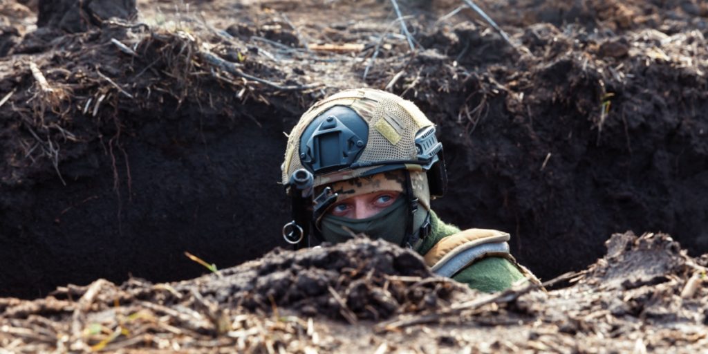 war soldier russia ukraine trench