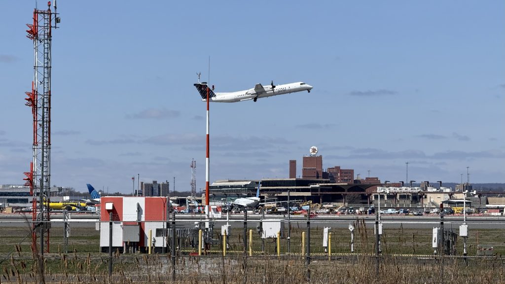 Planes Vanish from Radar at American Airport: “Control Tower, Are You There?”