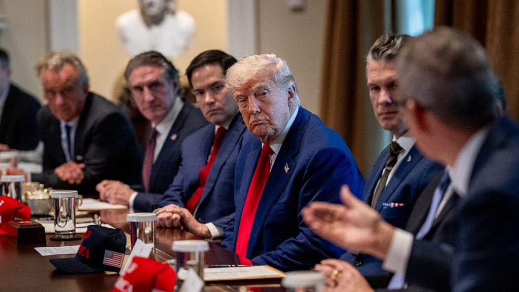 Trump stänger Kina-kranen – prischock och varubrist hotar USA
