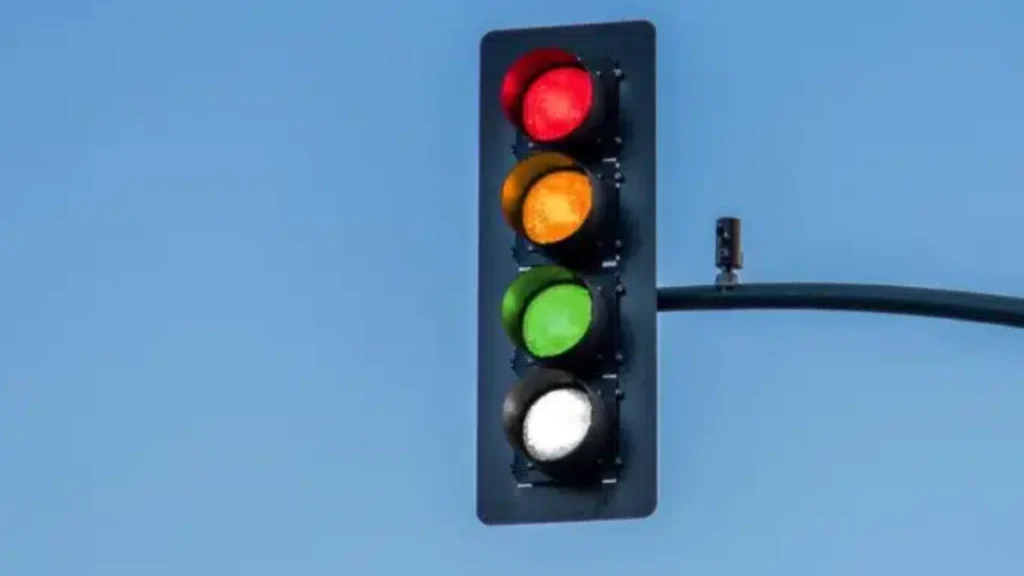 Autofahrer sollten sich auf eine vierte Ampelfarbe vorbereiten: Das bedeutet das weiße Licht