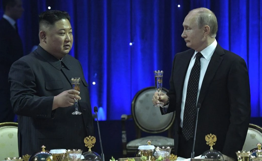 Kim Jong Un ignorerar Trumps närmanden för att fördjupa banden med Putin