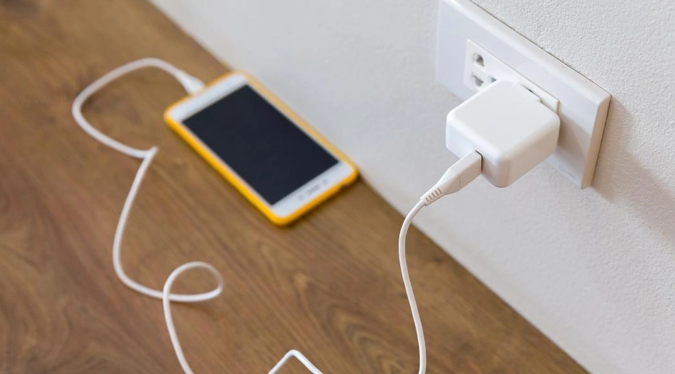 Fast alle Deutschen machen diesen Fehler: Diese Gewohnheiten lassen dein Handy-Akku viel schneller leer werden