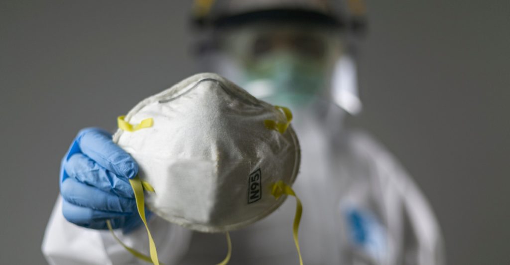 Man med en virusmask