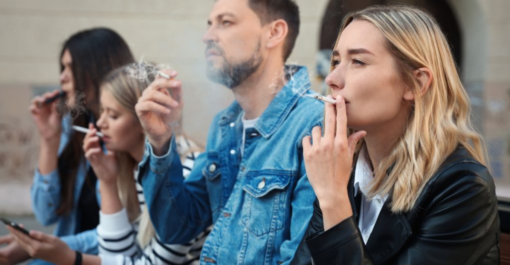 Kvinna röker cigarett Tobak