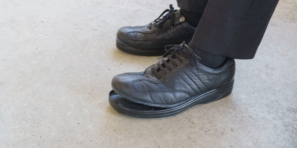 Unkempt, shabby, shoe