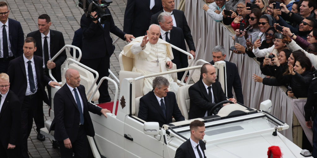 Pope Francis, popemobile