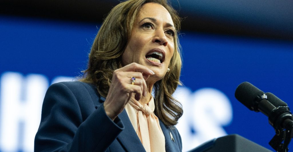 Harris går till attack: ”Trump har övergett USA:s ideal”