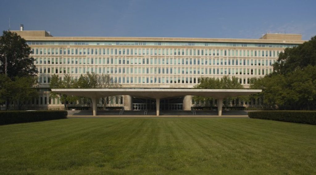 CIA unter Beschuss: Frau nach Rammen eines Kontrollpunkts angeschossen