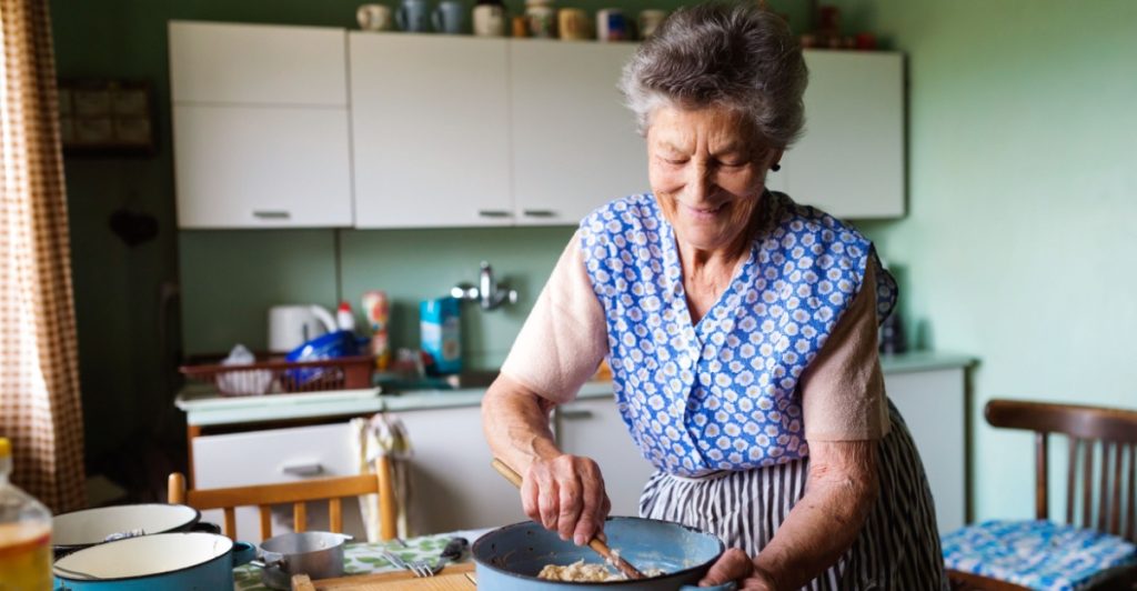 grandma,baking,kitchen,bedstemor,bager,køkken