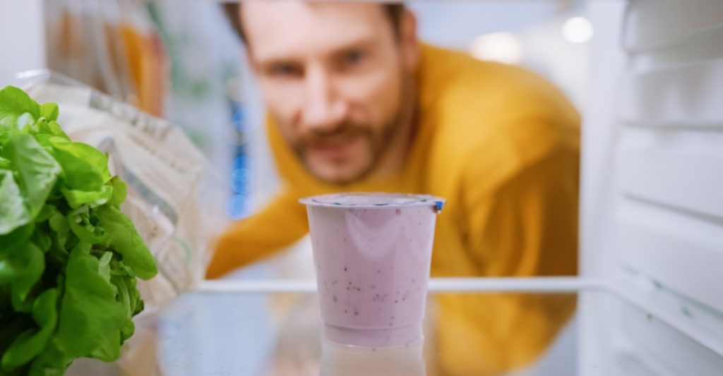 man,mand,fridge,køleskab,yoghurt