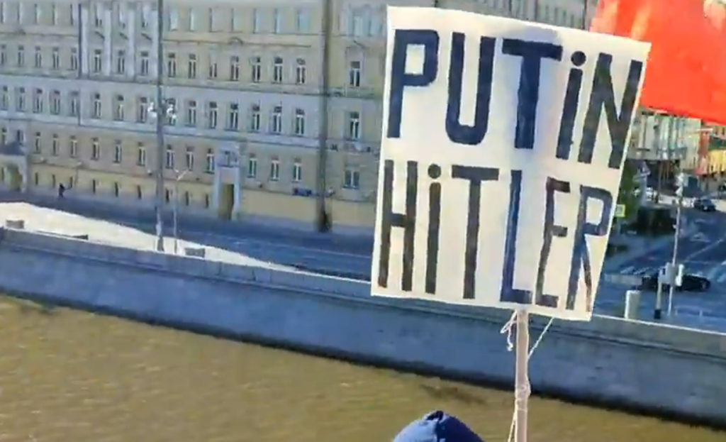 Rare Protest Near Kremlin Targets Putin with Controversial Display