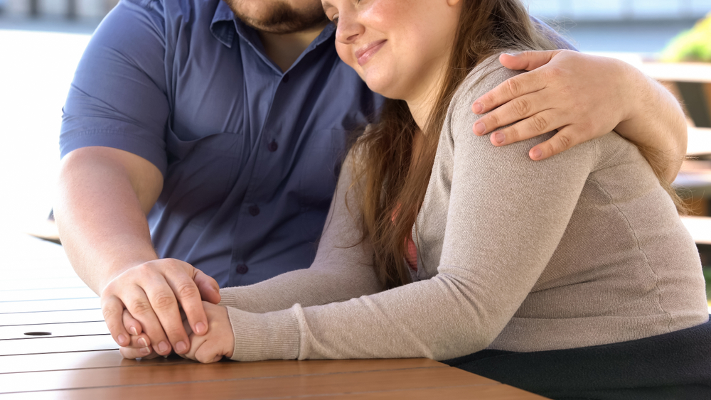 Young,Man,Hugging,Girlfriend,kærestepar,holder,om,hinanden