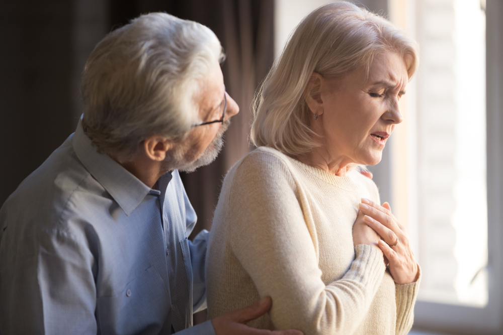 Elderly,Wife,Hold,Hand,On,Breast,ældre,kvinder,holder,på,bryst