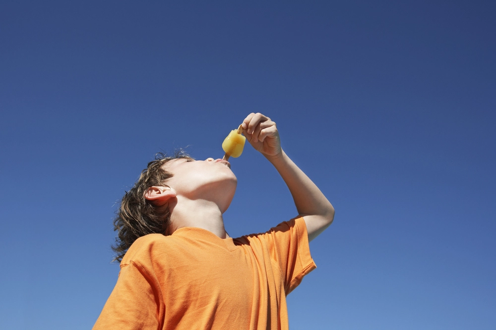 Little,Boy,Eating,Popsicle,dreng,spiser,is